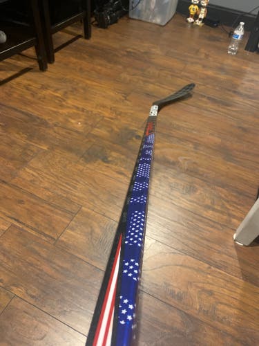 Senior Right Handed P28 Pro Stock Vapor Hyperlite Hockey Stick