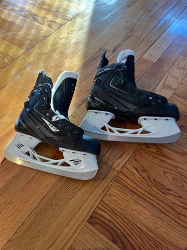 Youth CCM Regular Width  Size 3.5 RibCor42K Hockey Skates