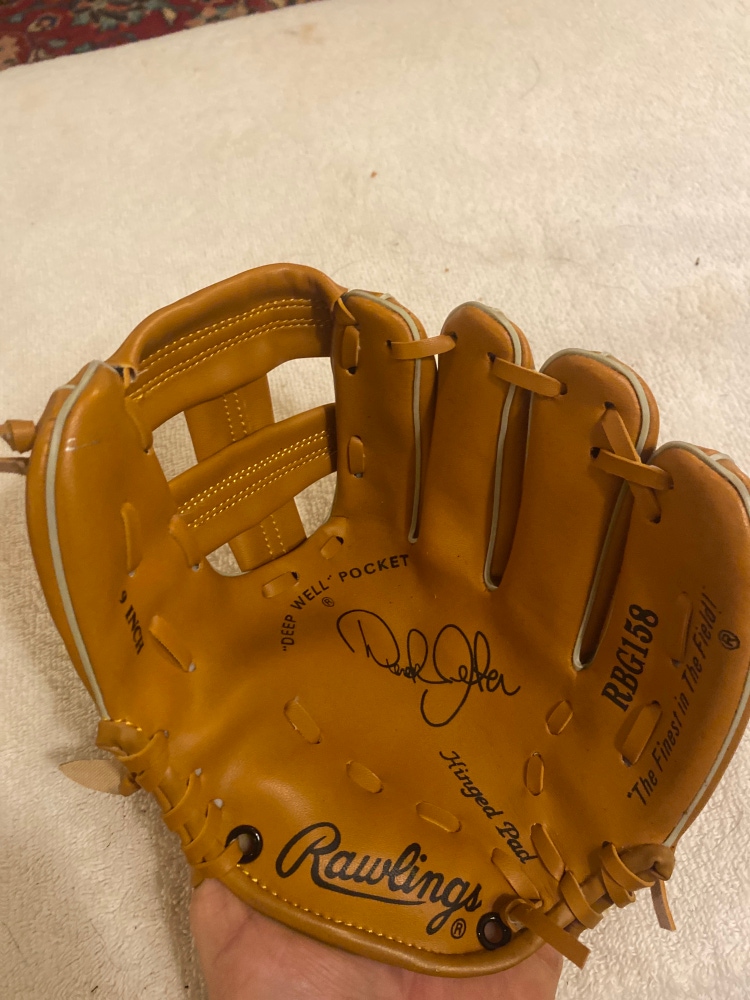 Vintage Derek Jeter Rawlings Signature Series 9” Baseball Glove