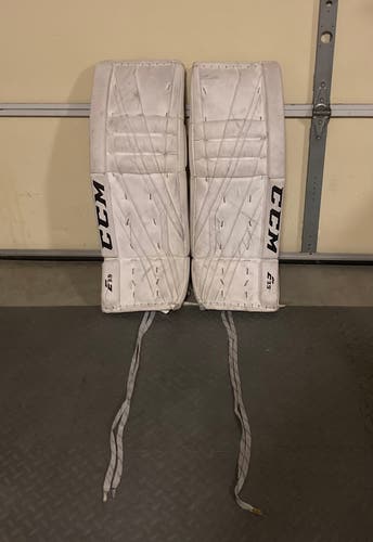 Used 31+1 CCM E 3.9 Leg Pads