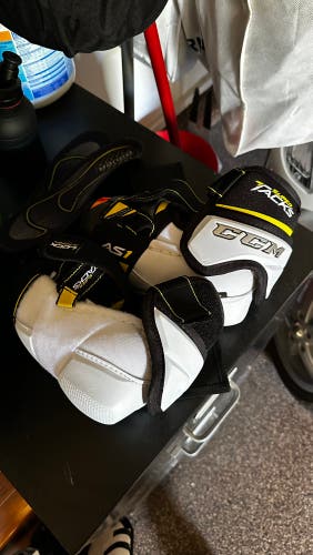 New Small CCM  Super Tacks Elbow Pads