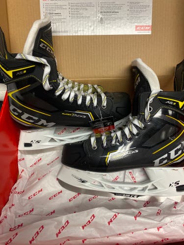 New CCM Regular Width  Size 8 Super Tacks AS3 Hockey Skates