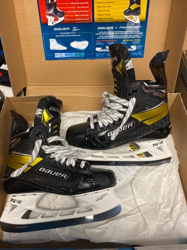 New Bauer  Size 9 Supreme UltraSonic Hockey Skates