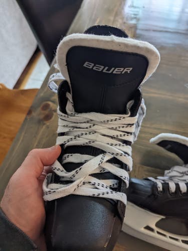 Junior Used Bauer Supreme 140 Hockey Skates Regular Width Size 3