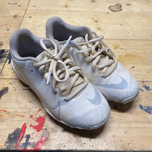 White Used Nike Softball Cleats (size 1.5)