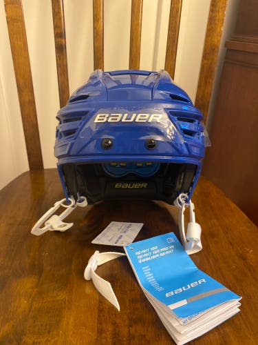New Medium Bauer Re-Akt 150 Helmet