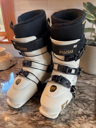 Women's Used Full Tilt All Mountain Plush 6 Ski Boots Soft Flex . 2020 model