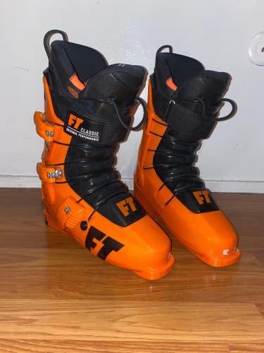 Men's Used Full Tilt All Mountain Classic Ski Boots Soft Flex