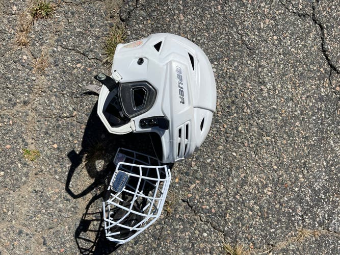 Used Medium Bauer  Re-Akt 200 Helmet