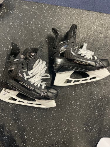 Senior Bauer  Size 8.5 Supreme Mach Hockey Skates