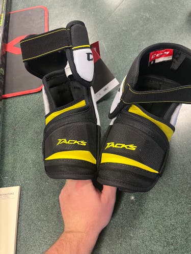 New Medium CCM Tacks 9060 Elbow Pads
