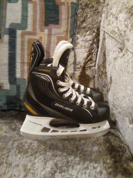 Great condition!! Junior Used Bauer Supreme One20 Hockey Skates Regular Width Size 4 hardly worn