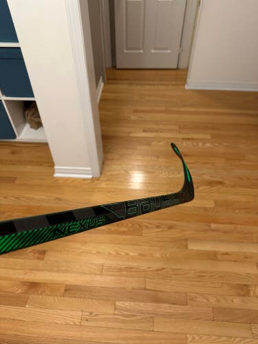 Senior Right Handed P28 Nexus ADV Hockey Stick
