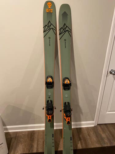 Used Men's 2020 Salomon 180 cm Powder QST Skis With Bindings Max Din 13