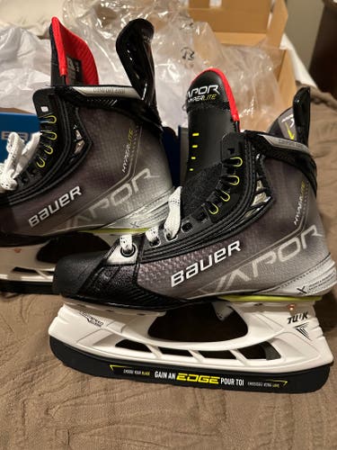 New Bauer Vapor HyperLite Hockey Skates Size 4 (Fit2) **FREE SHIPPING**