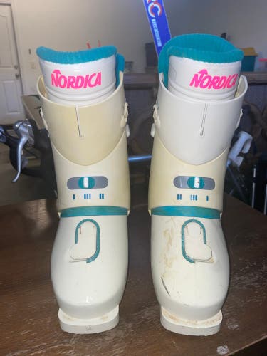 Women's Nordica N957 Medium Flex Ski Boots