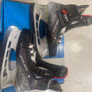 New Bauer  Size 5.5 Vapor Hyperlite Hockey Skates