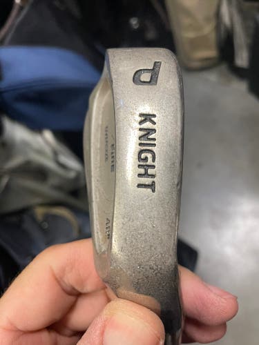 Golf pitching wedge knight cross fire in right handed