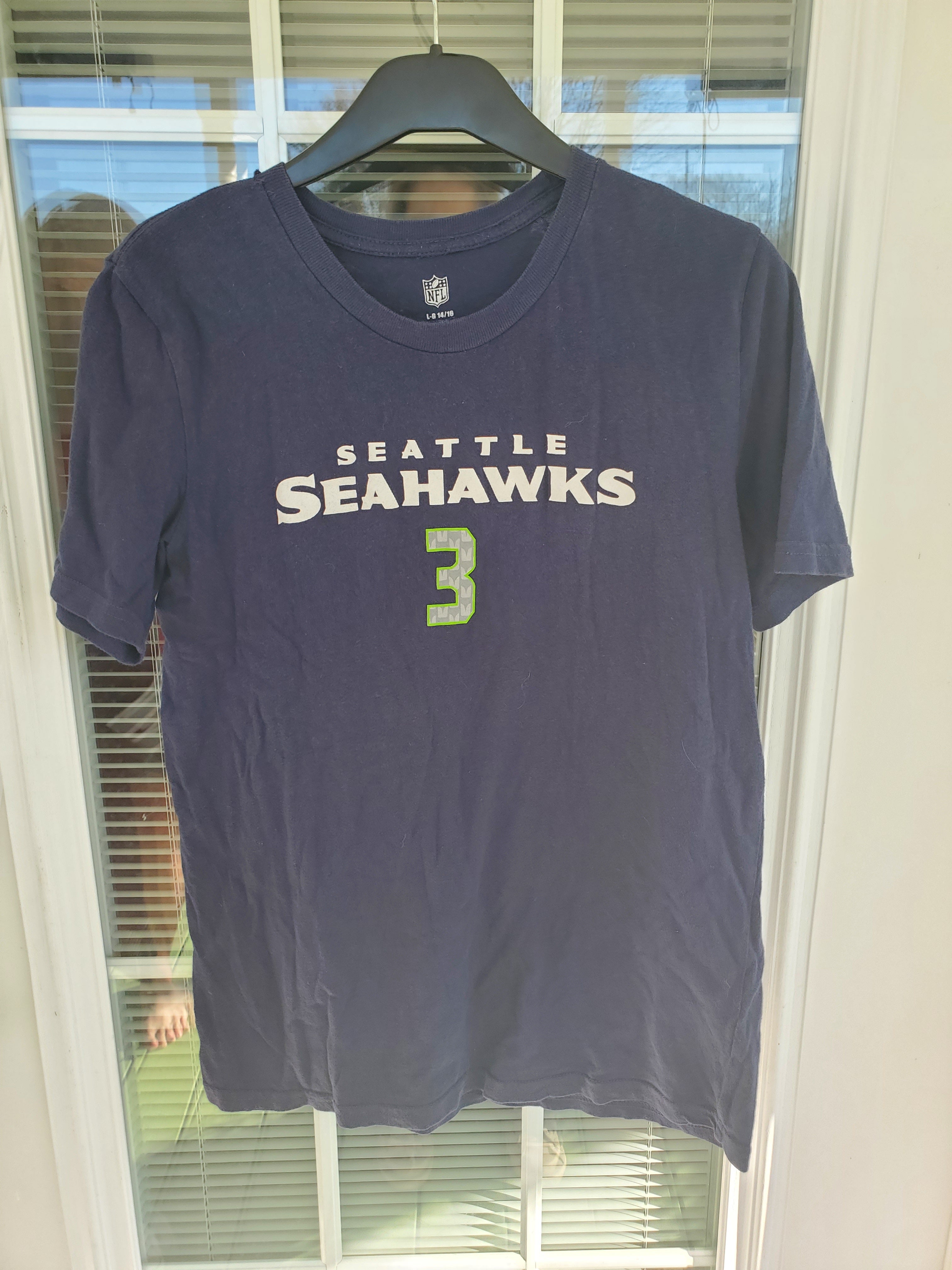 Seattle Seahawks #3 short sleeve shirt. Size large (14/16). GUC