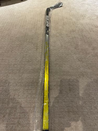 Intermediate Right Handed P28 Vapor Hyperlite Hockey Stick