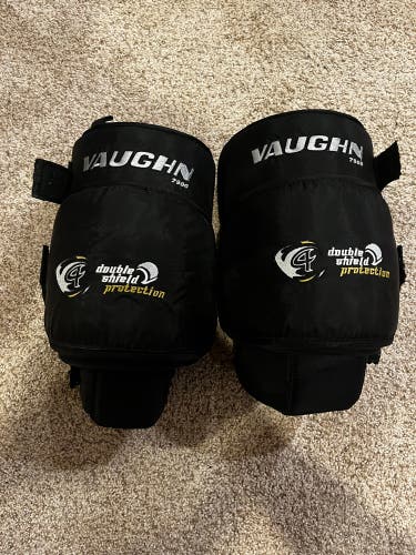 Vaughn V4 7900 Goalie Knee/Thigh Guards