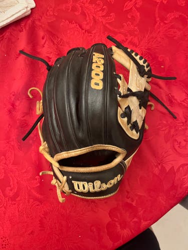 Used Wilson Right Hand Throw Infield A2000 Baseball Glove 11.5"