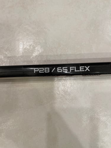 Intermediate Left Hand P28  Vapor Hyperlite Hockey Stick