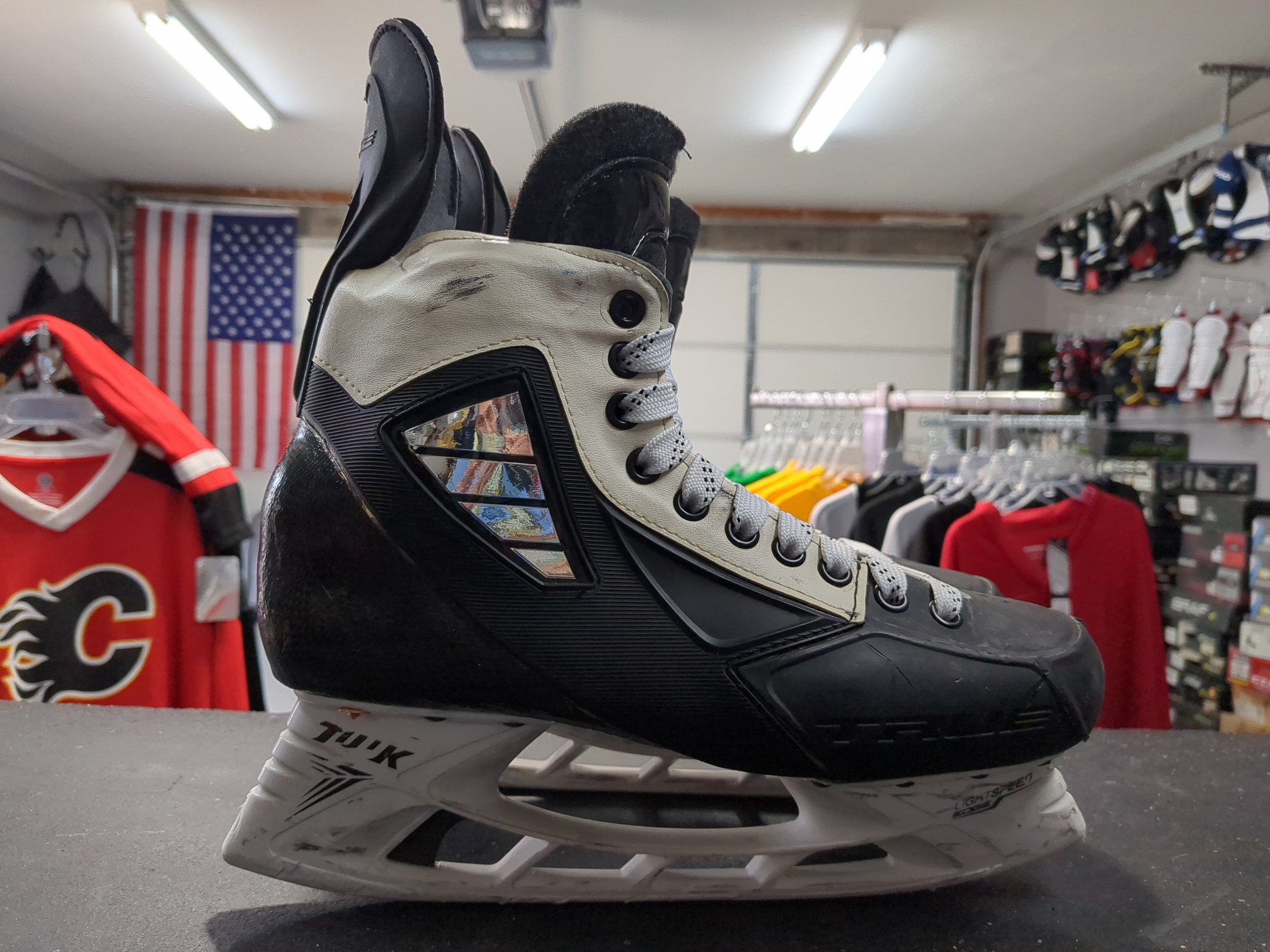 Senior Used True Pro Custom Hockey Skates Regular Width Pro Stock Size 9