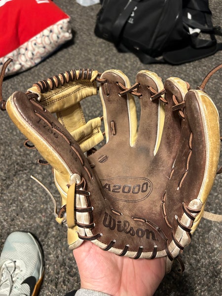 Used Right Hand Throw Wilson Infield A2000 Baseball Glove 11.5"