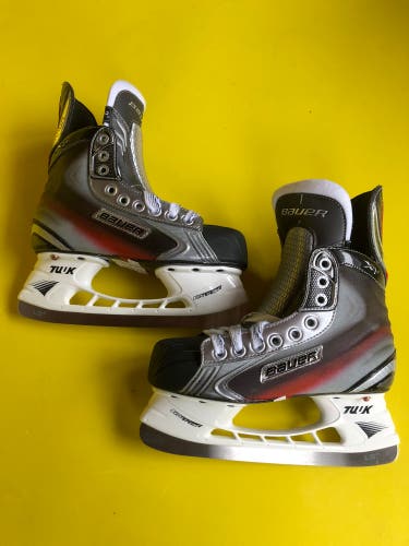 Junior New Bauer Vapor X7.0 Hockey Skates Regular Width Size 3