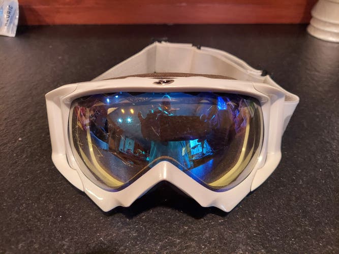 Used GIRO Youth Ski/Snowboard Goggles (White)