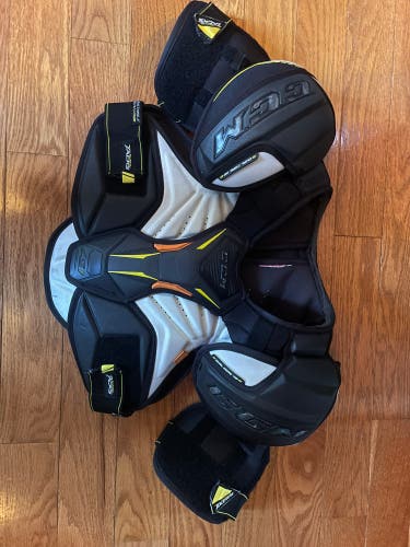 Senior Medium CCM  Super Tacks AS1 Shoulder Pads