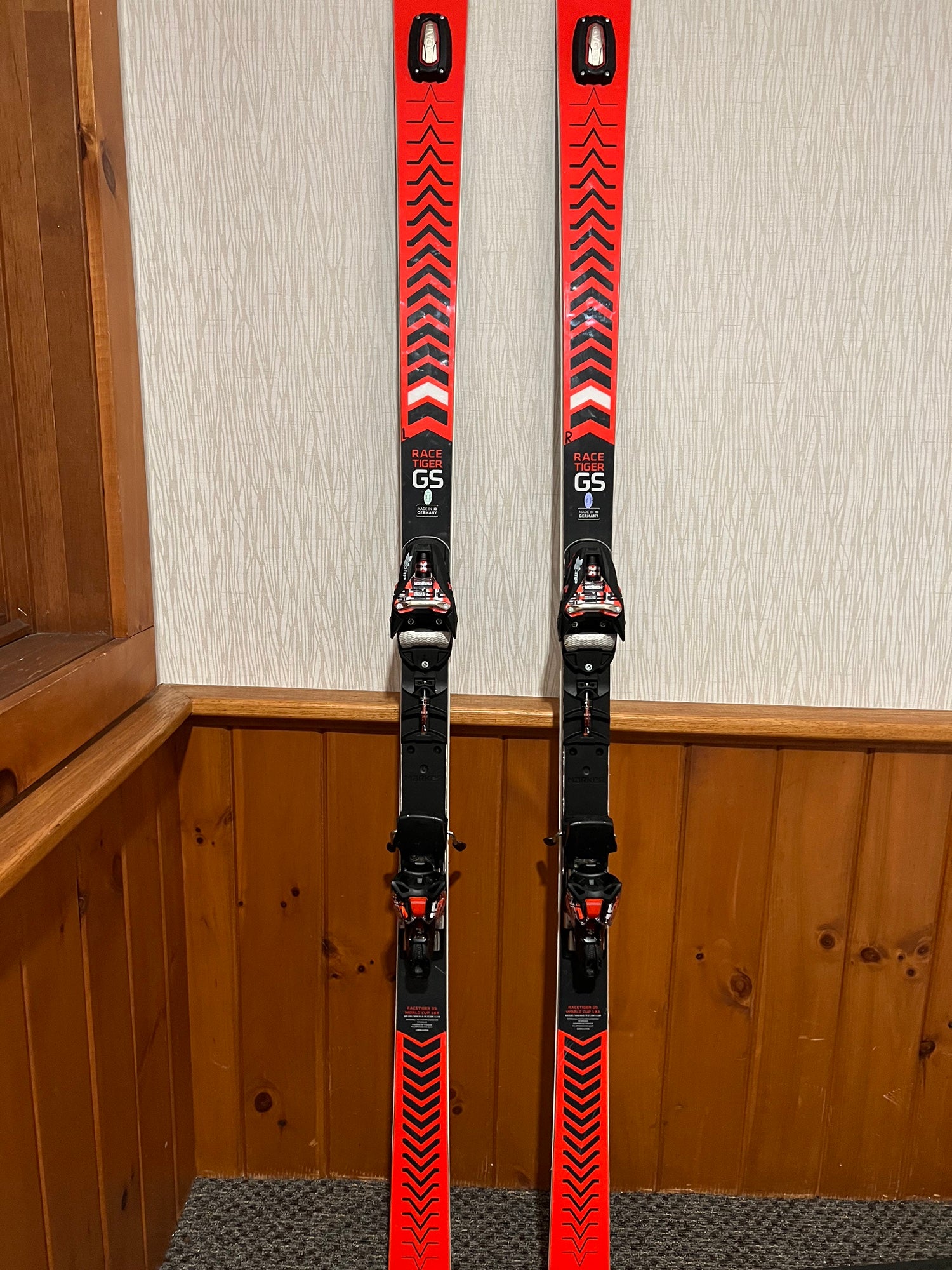Like New 2021 Volkl Racetiger GS Skis With Marker Xcomp 16