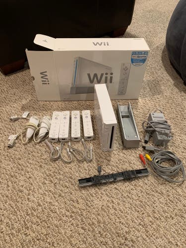 Used Wii Console Good Condition with 4 Controllers + Games