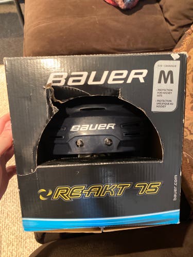 Bauer Reakt 75 navy blue medium helmet