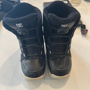 Used YOUTH Size 5.0 DC Snowboard Boots