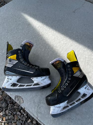 Used Bauer Regular Width  Size 8.5 Supreme S37 Hockey Skates