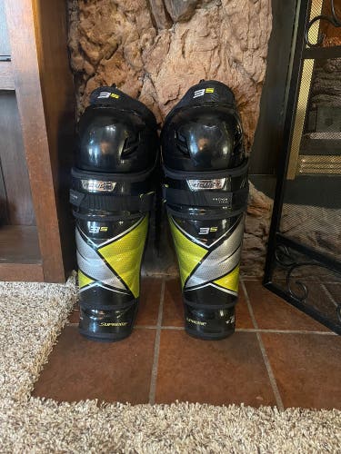 Like new Senior Bauer Supreme 3S Shin Pads
