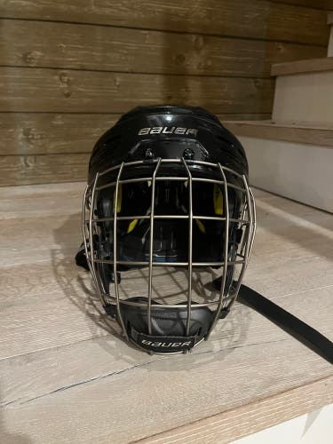 Used Large Bauer  Re-Akt 200 Helmet