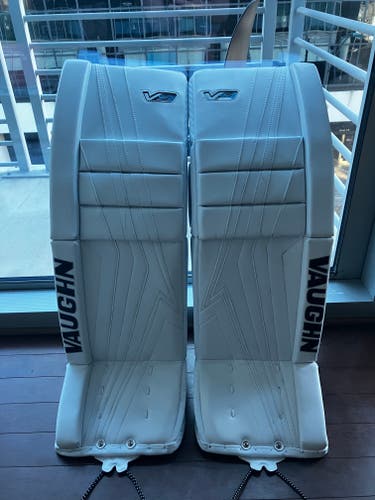 Very Lightly Used 33" Vaughn Velocity V9 Goalie Leg Pads