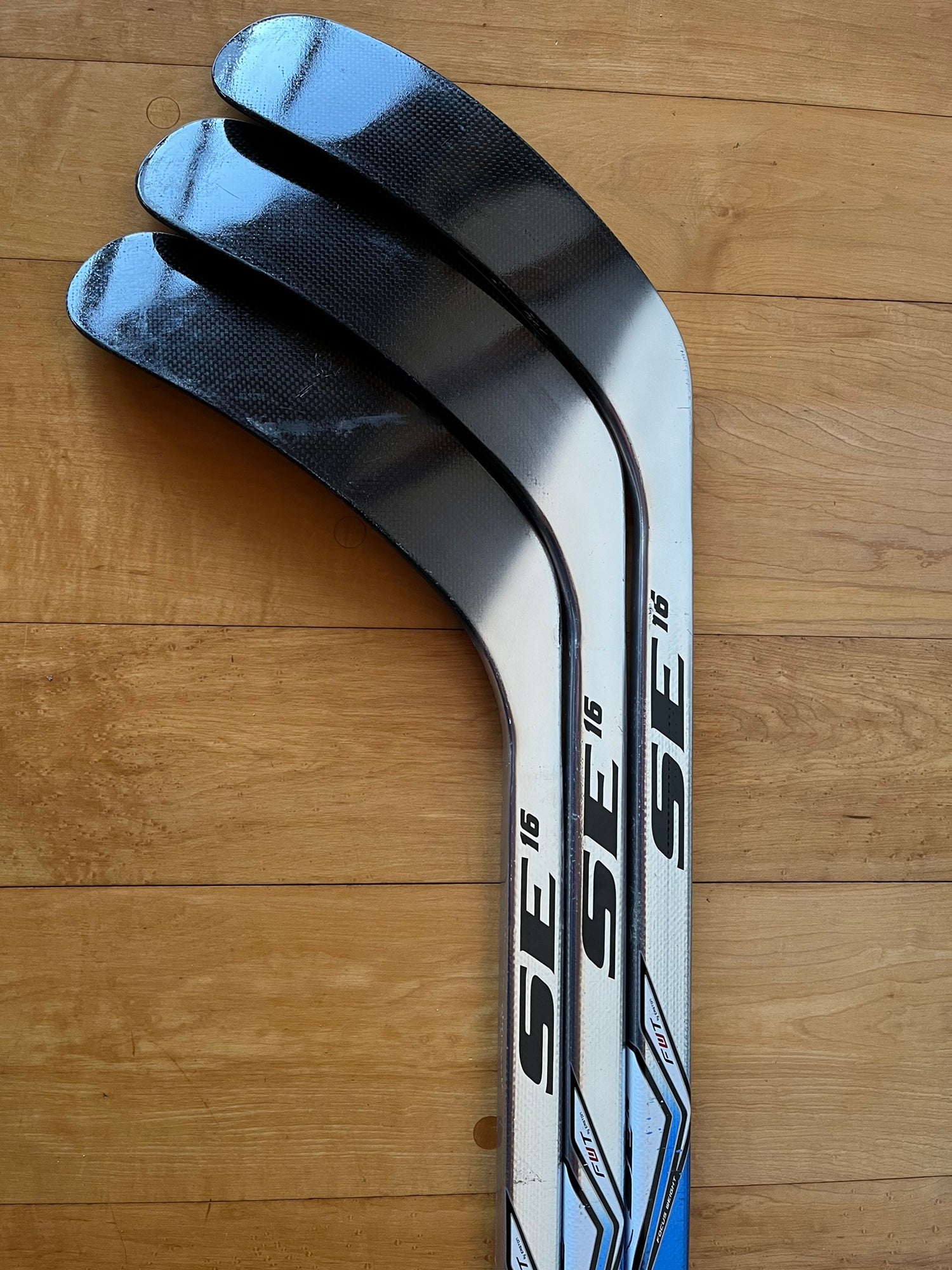 Left - Easton Synergy SE16 Refurbished Hockey Stick - Senior - Grip -  Custom Pro Curve