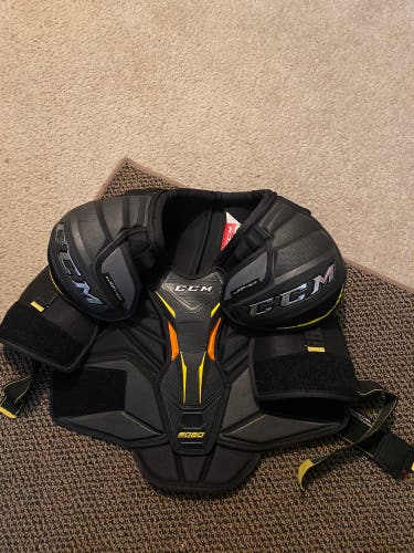 Senior Large CCM Tacks 9080 Shoulder Pads