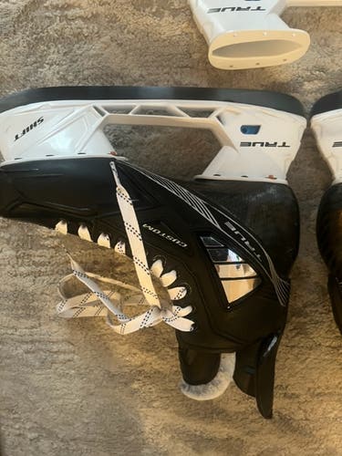 Like New True Pro Custom Hockey Skates Regular Width Size 9.5