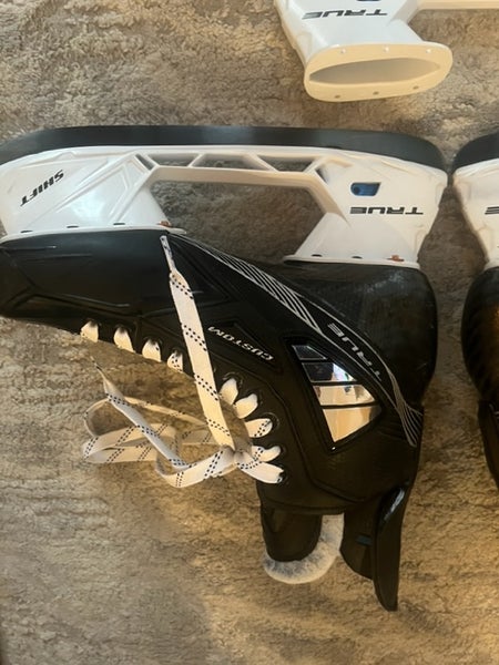 Like New True Pro Custom Hockey Skates Regular Width Size 9.5