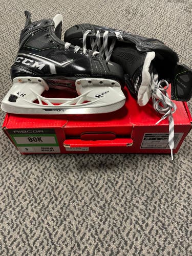 CCM 90k Size 5 Regular width skates