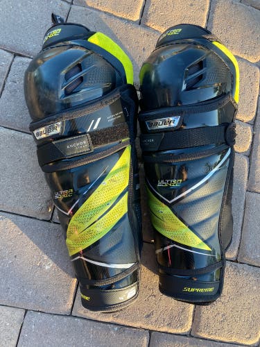 Bauer  Supreme ultrasonic Shin Pads