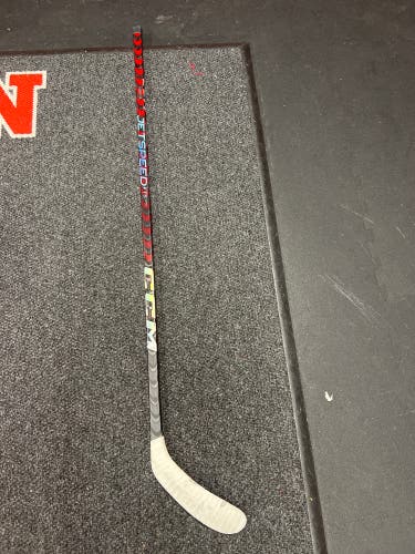 Senior Right Handed P28 JetSpeed FT5 Pro Hockey Stick