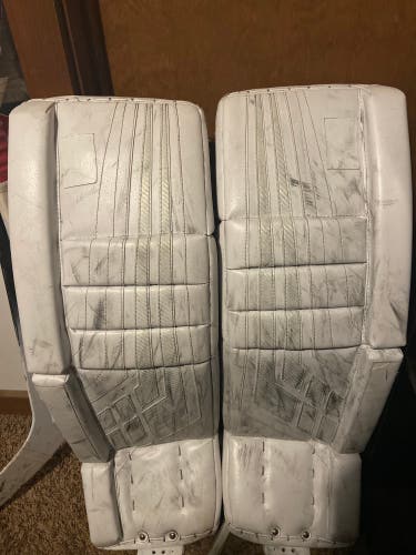 White Intermediate 31" Vaughn Velocity VE8 Goalie Leg Pads