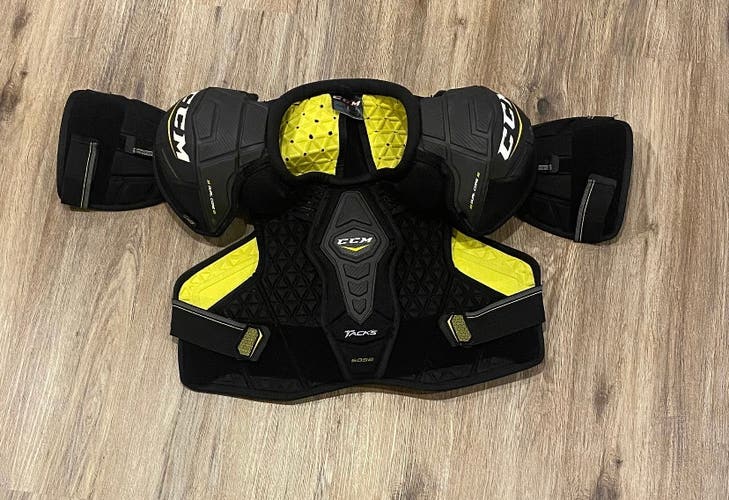 Senior Large CCM Tacks 6052 Shoulder Pads