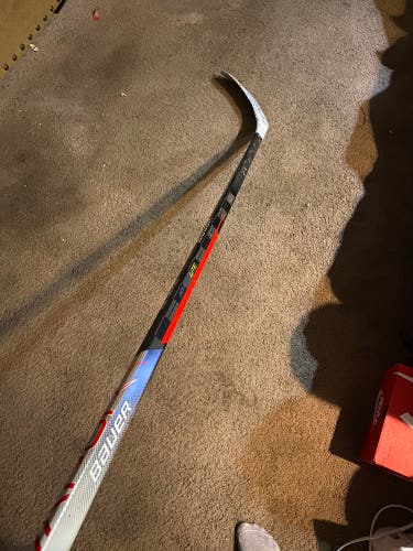 Used Right Handed P28 Vapor Hyperlite Hockey Stick